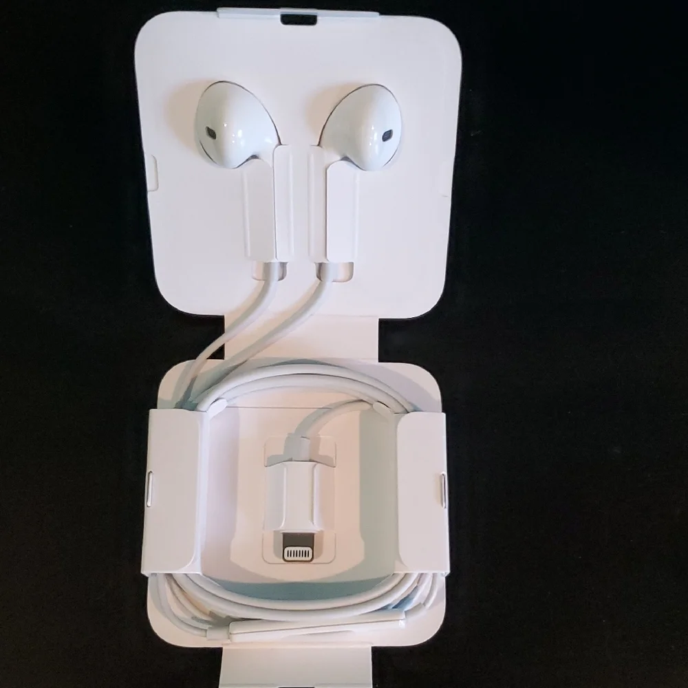 New Apple White Wired Earbuds
